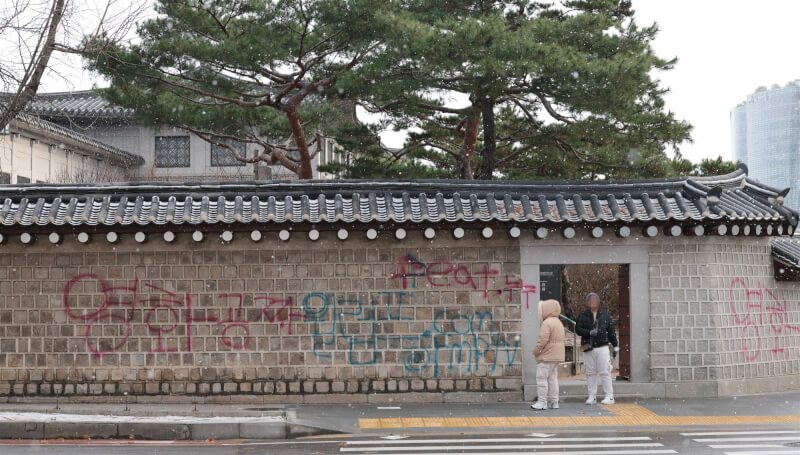 韓國首爾市內著名觀光景點景福宮外，16日凌晨遭不明人士以噴漆在部分外牆上塗鴉（韓聯社）