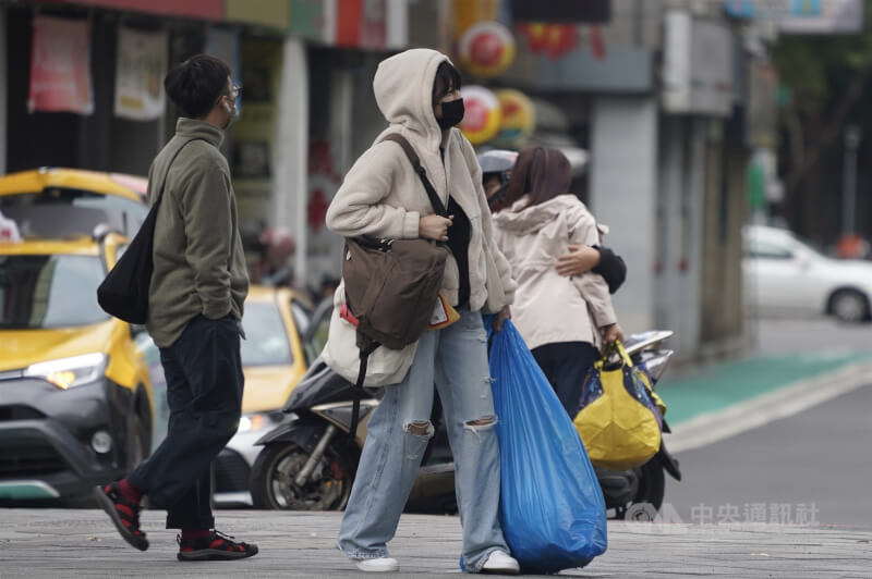 圖為民眾在圓山捷運站一帶穿著厚重衣物禦寒。（中央社檔案照片）