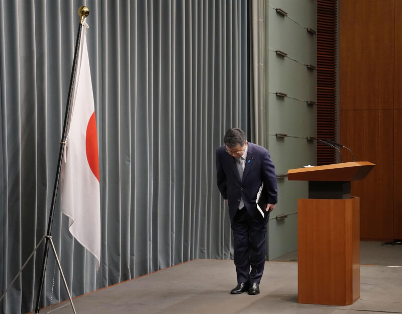 日本自民黨「安倍派」爆政治獻金疑雲，內閣官房長官松野博一（圖）14日請辭，向群眾鞠躬。（共同社）