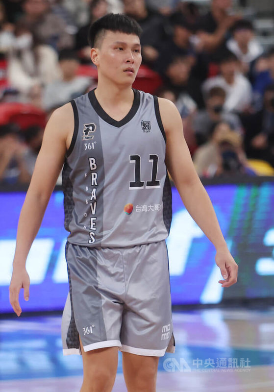 台灣職籃聯盟P. LEAGUE+台北富邦勇士隊16日在台北和平籃球館以111比104擊退高雄17直播鋼鐵人隊,其中洪楷傑全場飆進6顆三分球、拿下22分,幫助球隊獲勝。中央社記者張新偉攝 112年12月16日