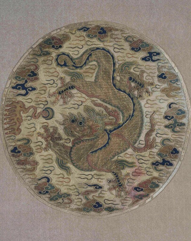 國立故宮博物院南部院區「包羅萬象-院藏亞洲織品展」16日起全新登場,展件明代「龍紋圓補」的織繡精美,並有象徵皇權的五爪龍紋。(故宮南院提供)中央社記者黃國芳傳真 112年12月16日