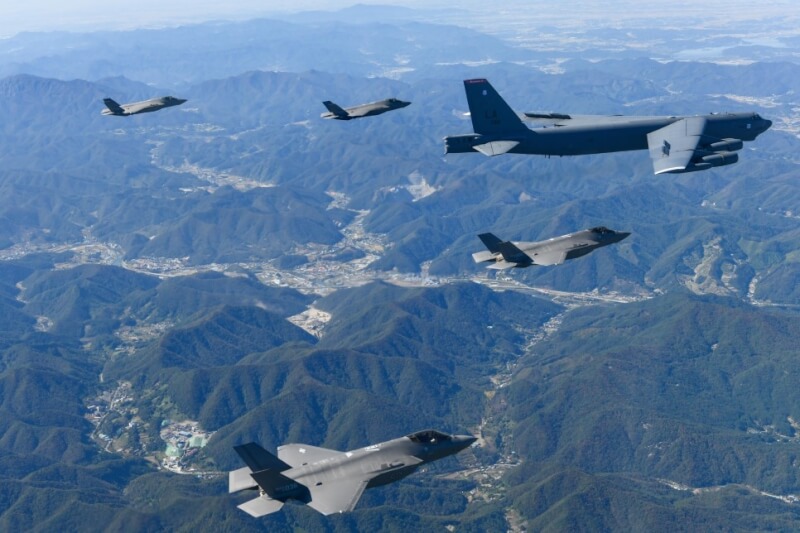 圖為10月17日美國空軍B-52H轟炸機和韓國空軍F-35A戰鬥機在朝鮮半島上空進行聯合空中訓練。（圖取自韓國國防部部落格blog.naver.com）