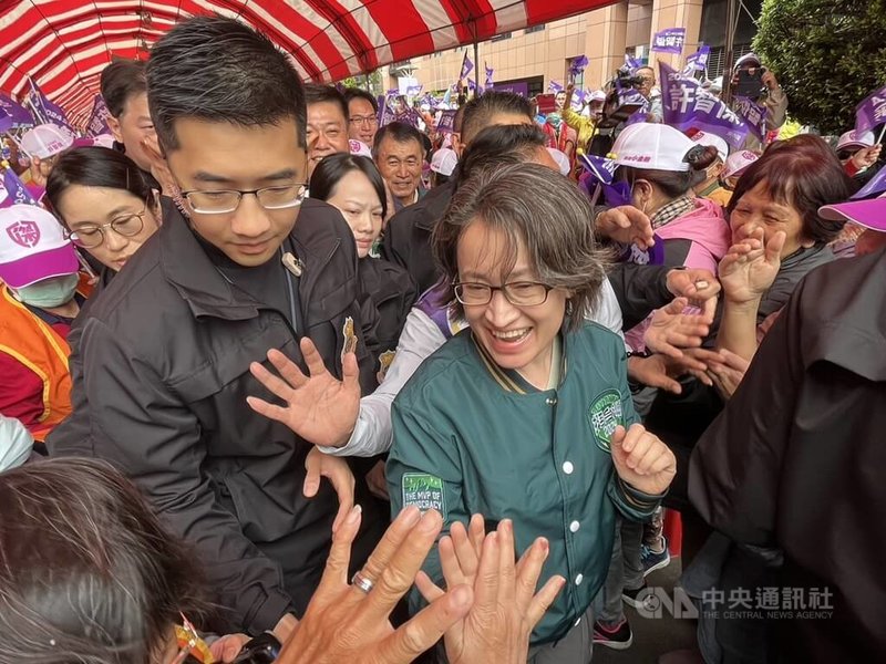 民進黨副總統候選人蕭美琴（前中）17日上午前往高雄市鳳山區，為黨籍立委參選人許智傑助選，受到支持者熱烈歡迎，現場氣氛熱絡。中央社記者林巧璉攝  112年12月17日