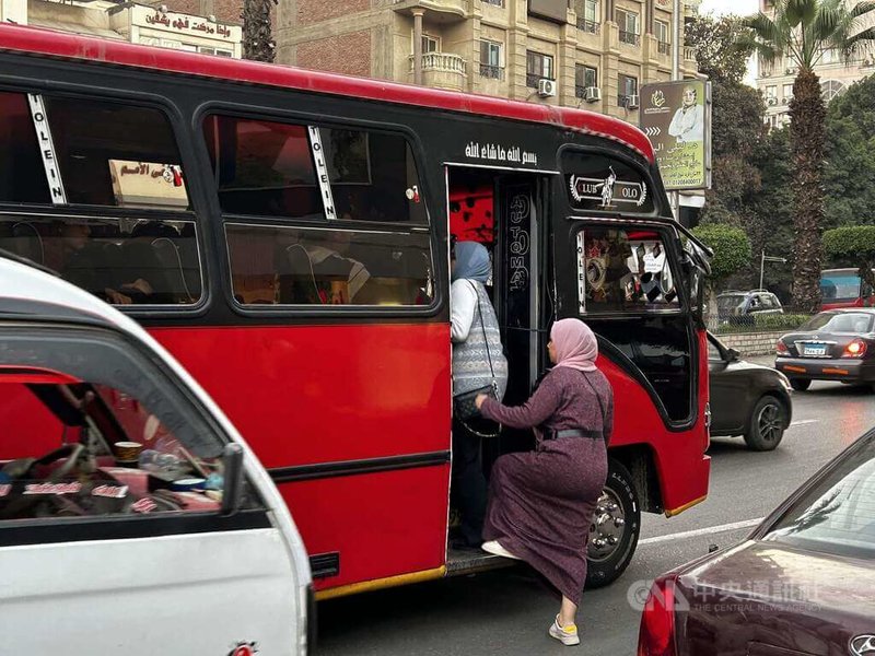 埃及在工作場所和公共交通工具上的性騷擾問題日趨嚴重。開羅街道普遍狹窄且人車雜沓，因此機動性強的中型巴士或迷你巴士廣受歡迎，但搭乘這種交通工具的女性仍算少數。中央社記者施婉清開羅攝  112年12月17日