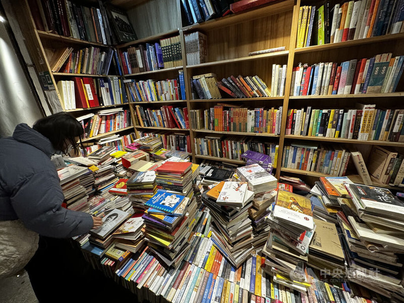 開業超過40年的「弄堂書店」德金書店15日熄燈，消息透過網路傳遞，在最後幾個營業日，不少老顧客特地前來購書。中央社記者吳柏緯上海攝 112年12月17日