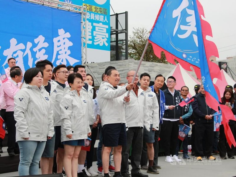 國民黨總統候選人侯友宜（前左3）17日到台中，出席總統與立委競選總部成立大會活動，並將戰旗授予台中市長盧秀燕（前左2）等人。中央社記者蘇木春攝  112年12月17日