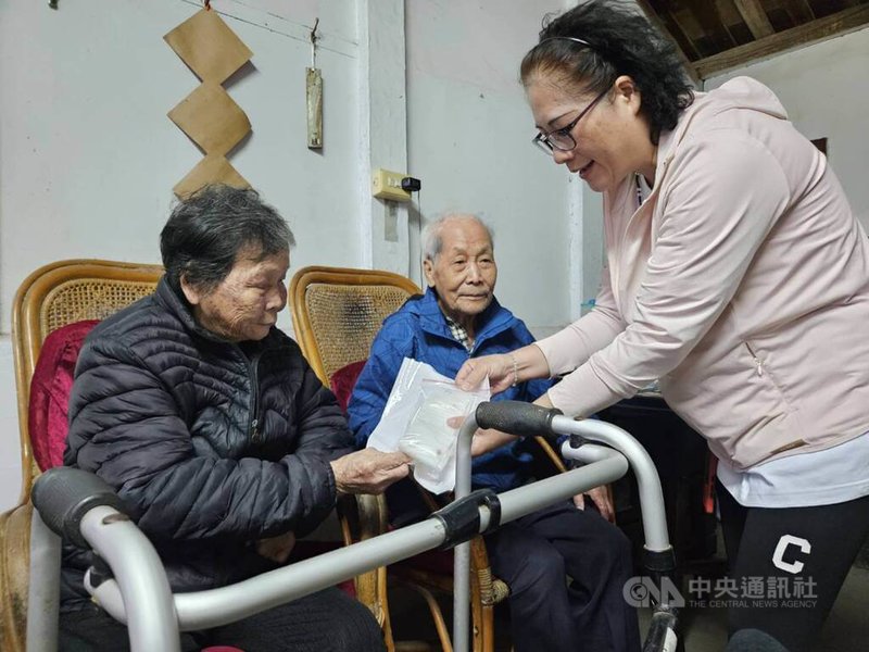 台東縣林奶奶（左）患有糖尿病、慢性腎病，右膝關節開過刀，也曾接受脊椎骨刺手術，行動不便的她從110年開始接受居家醫療，控制慢性病。圖為護理師（右）送藥給林奶奶，並叮囑注意事項。中央社記者陳婕翎攝  112年12月17日