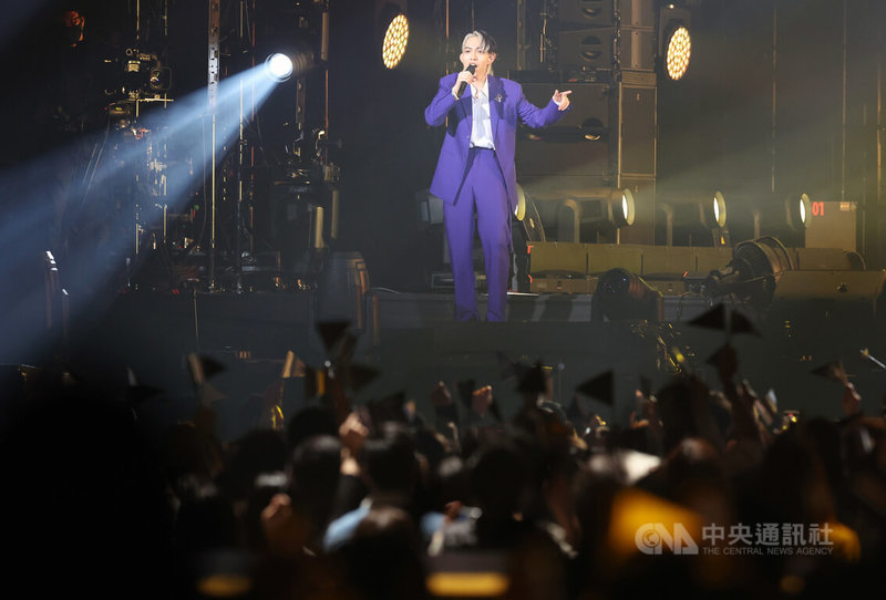 歌手林宥嘉「idol 2023世界巡迴演唱會」台北場一連三天在台北小巨蛋開唱，17日晚間6點登場，演唱多首精彩歌曲，還特意到舞台左右邊與歌迷互動。中央社記者張新偉攝 112年12月17日