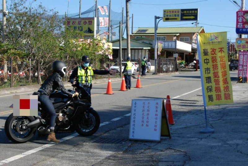 台中市東勢警分局聯合台中市環保局、交通部公路局台中區監理所等權責單位，16日執行「環警監聯合稽查」專案勤務，加強取締噪音車。（民眾提供）中央社記者趙麗妍傳真  112年12月17日