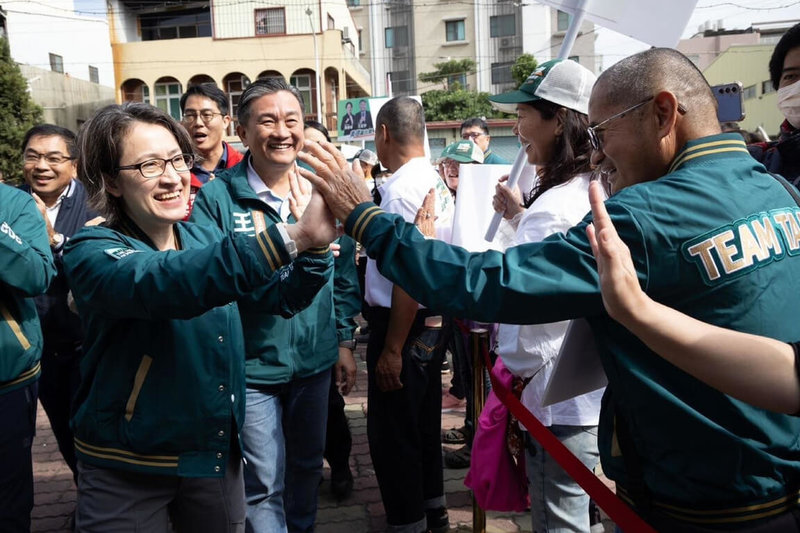 民進黨副總統候選人蕭美琴（前左）17日上午在黨籍立委王定宇（前左2）陪同下，前往台南市東區仁和教會參與感恩禮拜活動，與現場民眾互動熱絡。（王定宇服務處提供）中央社記者楊思瑞台南傳真  112年12月17日