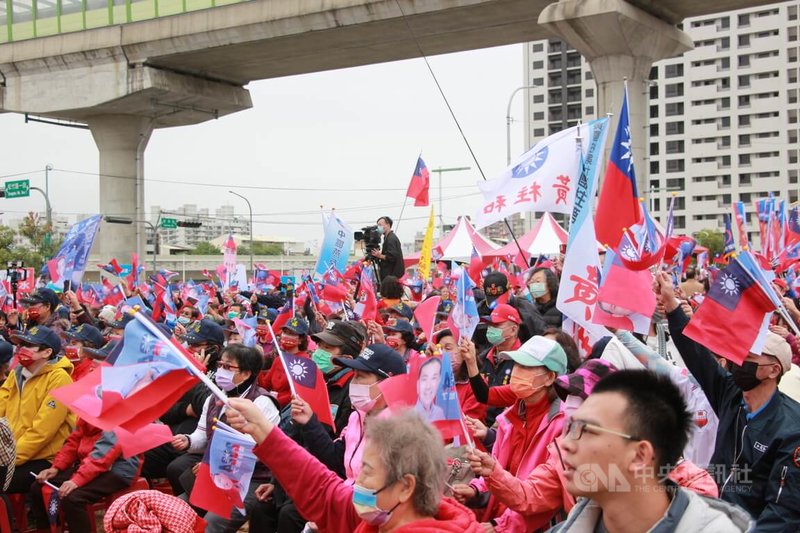 國民黨台中市黨部17日舉辦總統與立委競選總部成立大會活動，吸引許多支持者到場，揮舞國旗高喊口號。中央社記者蘇木春攝  112年12月17日