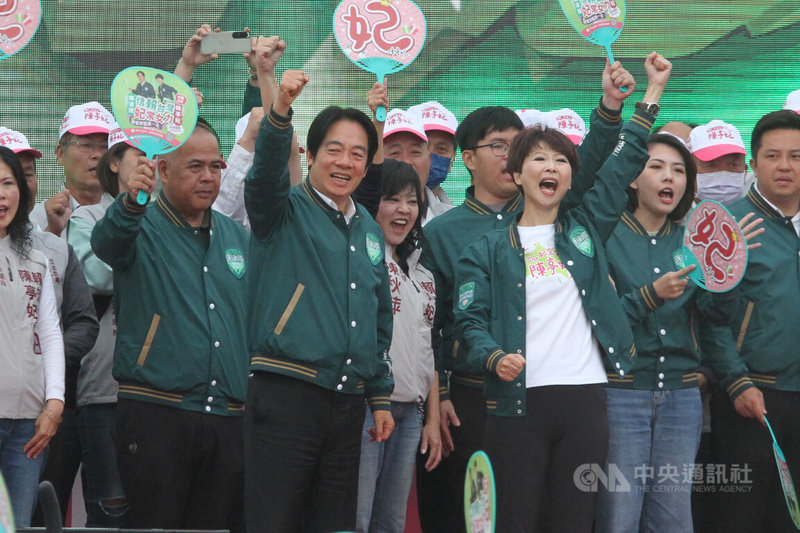 民進黨台南市立委參選人陳亭妃（前右）17日在安南區舉辦競選總部成立活動，黨籍總統候選人賴清德（前左）出席站台，台上眾人一同振臂高呼口號。中央社記者楊思瑞攝  112年12月17日