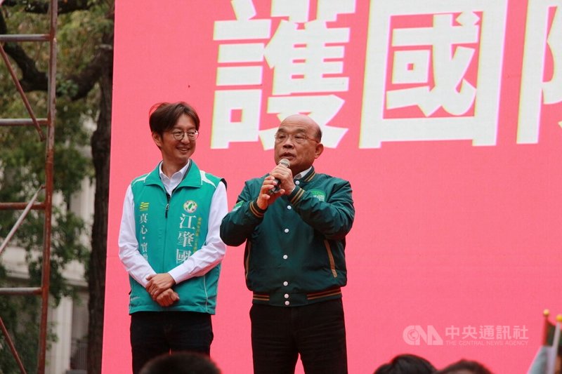 前行政院長蘇貞昌（右）17日前往台中市，為民進黨立委參選人江肇國（左）輔選，蘇貞昌致詞表示，選對的人走對的路，才能讓台灣繼續進步。中央社記者蘇木春攝  112年12月17日