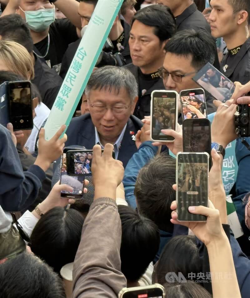 台灣民眾黨總統候選人柯文哲（中）16日赴台南市中西區商圈舉辦造勢活動，受到支持者熱烈歡迎，許多民眾高舉手機搶拍。中央社記者張榮祥台南攝 112年12月16日