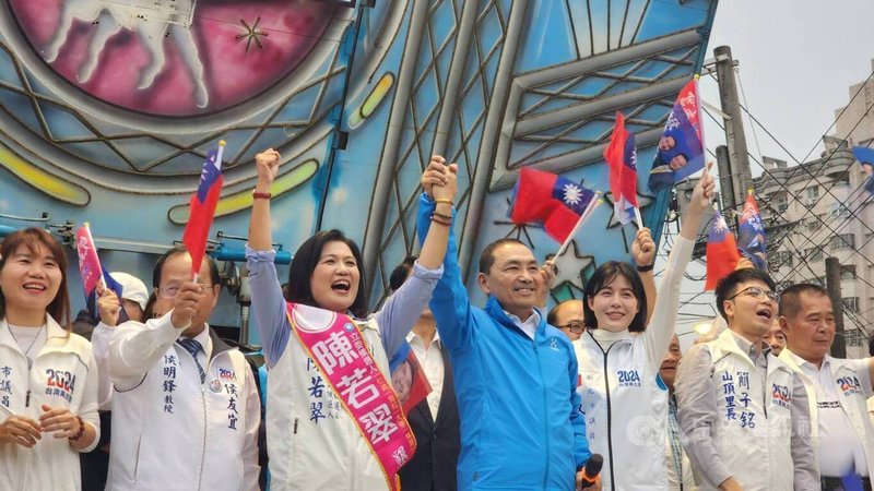 國民黨總統候選人侯友宜（前左4）17日南下高雄為黨籍立委參選人陳若翠（前左3）站台，侯友宜表示，3個總統候選人中，自己最會辦案，當選後一定會查辦「歹料的」（不好的人）。中央社記者洪學廣攝  112年12月17日