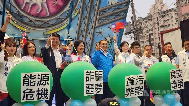 國民黨總統候選人侯友宜（前左5）17日前往高雄市大寮區為黨籍立委參選人陳若翠（前左4）站台，前台南市議員謝龍介（前左3）也到場支持。中央社記者洪學廣攝  112年12月17日