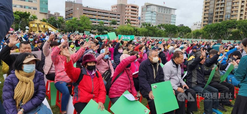 賴清德蕭美琴全國競選總部17日舉辦「唱土地的歌，拼咱的希望」宣傳記者會，現場集結近1000人拼字。中央社記者葉素萍攝  112年12月17日