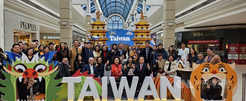Show Me Taiwan活動在大溫哥華地區的列治文購物中心登場，許多嘉賓蒞臨參加，熱鬧非凡。中央社記者程愛芬溫哥華攝 112年12月17日