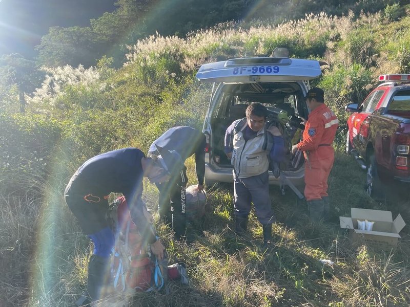 台東縣消防局17日上午接獲報案，指轆轆溫泉山區有男子不慎摔落邊坡待援，關山消防大隊立即調派2梯次共14名搜救人員整裝前往搶救。（台東縣消防局提供）中央社記者李先鳳傳真  112年12月18日