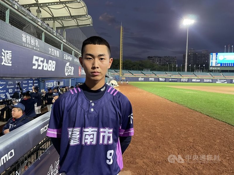 2023新北國際城市U18棒球邀請賽台南市隊蔡承晉(前)18日在4局下跑出場內全壘打扳平比數,率隊擊敗韓國京畿道隊、晉級複賽,他賽後受訪表示,印象中上一次場內全壘打應該已經是少棒,很久沒有這麼全力衝刺。中央社記者謝靜雯攝 112年12月18日