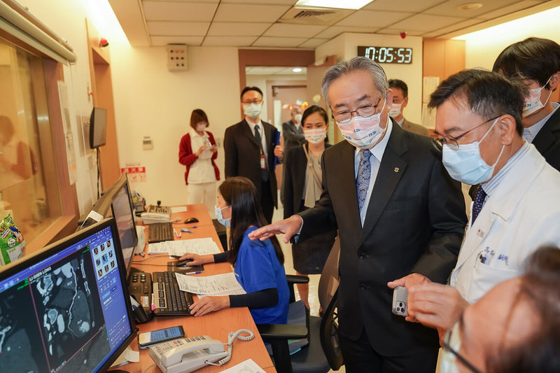 新光醫院與日本湘南鎌倉綜合醫院18日共同簽署友好醫院，培養台日醫療人才，湘南鎌倉綜合醫院長小林修三（前右2，黑西裝者）也實地參訪新光醫院。（新光醫院提供） 中央社記者陳婕翎傳真  112年12月18日