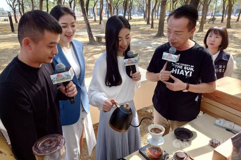 嘉義縣政府18日舉行2024阿里山日出印象音樂會記者會,台18線(阿里山公路)沿線美食受邀在記者會現場擺攤,嘉義縣長翁章梁(左4)、日籍女星大久保麻梨子(左3)手沖阿里山咖啡。中央社記者蔡智明攝 112年12月18日