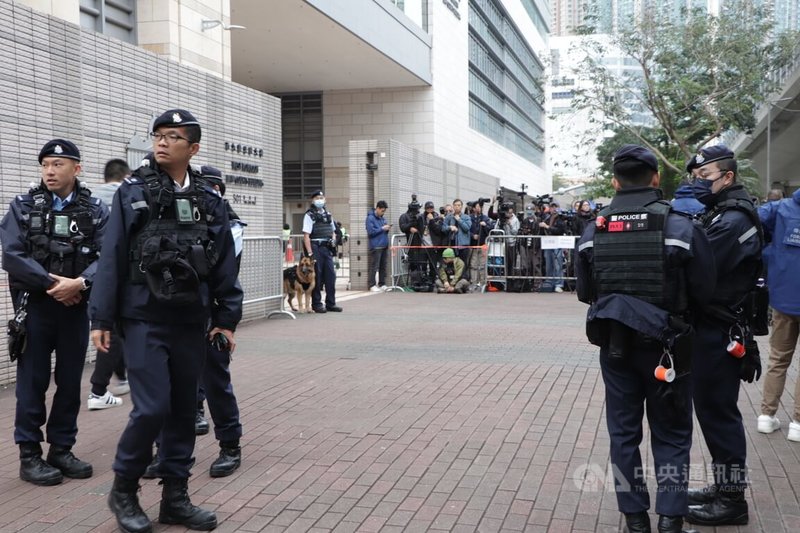 香港壹傳媒集團創辦人黎智英涉嫌違反香港國安法的案件18日開審，警方高度戒備，圖為法院外有警員及警犬把守。中央社記者張謙香港攝  112年12月18日