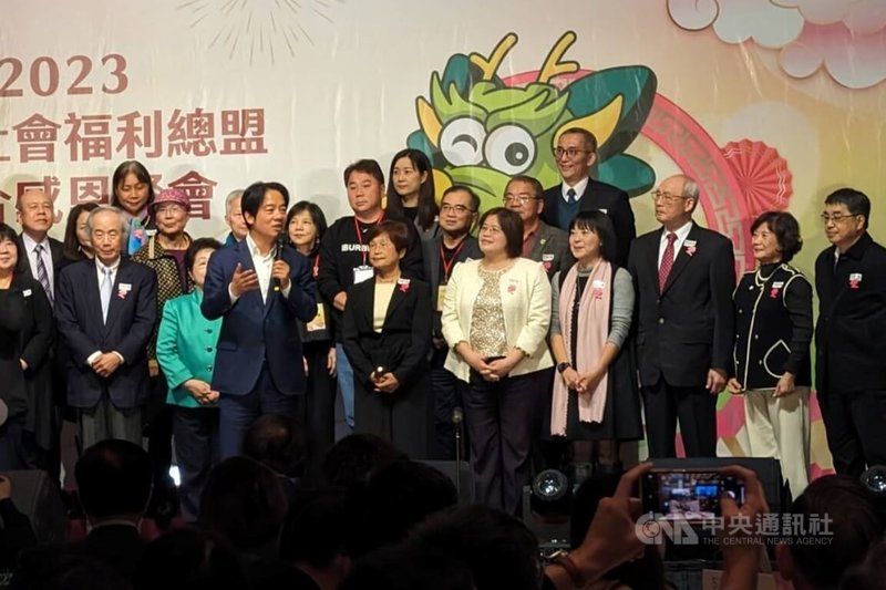 台灣社會福利總盟18日舉辦年度聯合感恩餐會，民進黨總統候選人賴清德（持麥克風者）致詞表示，民進黨不分區第1名是靖娟基金會執行長林月琴（前右4），他期待專家進入國會，不要讓台灣行人地獄惡名在出現在國際上。中央社記者曾以寧攝  112年12月18日