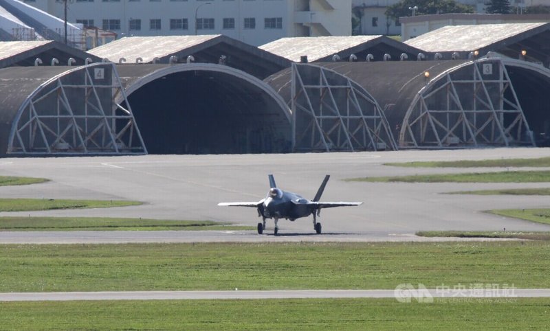 「日經亞洲」披露，美軍計劃恢復在沖繩嘉手納基地常駐戰機，日後還擬將能與有人戰機協同作戰的無人戰機派赴沖繩。圖為之前短暫輪調至嘉手納基地的F-35匿蹤戰機。中央社記者陳亦偉攝  112年12月18日