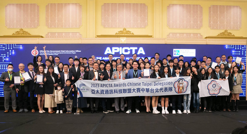 台灣代表隊於2023亞太資通訊科技聯盟大賽（APICTA Awards）獲得2金8銀的耀眼成績，名列大賽15個經濟體中的第3名，圖為台灣代表隊合照。（圖為數位發展部提供）中央社記者潘姿羽傳真  112年12月18日