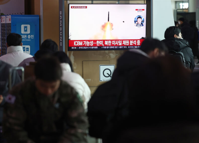 圖為南韓民眾18日在首爾車站觀看北韓發射飛彈的電視新聞報導。（韓聯社）