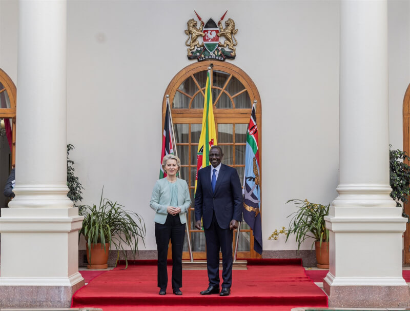 肯亞總統魯托（右）與歐洲聯盟執行委員會主席范德賴恩（左）18日簽署貿易協定。（圖取自twitter.com/WilliamsRuto）