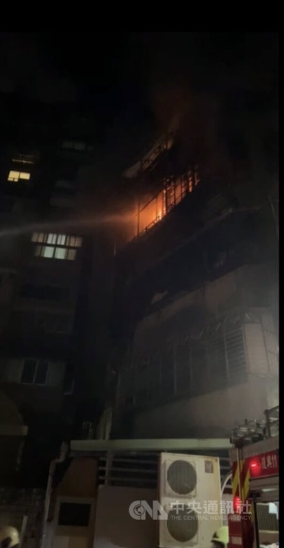 台北市大安區瑞安街1棟公寓的4樓住家18日晚間發生火警，消防局獲報出動大量人車馳援，現場火舌四竄、濃煙密布，火勢已被撲滅，確切起火原因仍待後續調查釐清。（翻攝照片）中央社記者黃麗芸傳真  112年12月18日