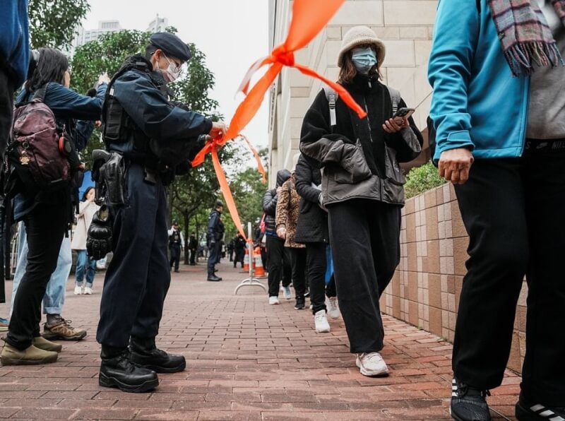 黎智英涉嫌違反香港國安法的案件18日開審，開審前有大批民眾排隊進入法庭旁聽。（路透社）