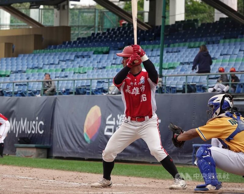 新北U18棒球賽高雄市隊野手朱育成（中）改打開路先鋒直言壓力大，但18日與屏東縣隊交手有適時一擊，敲出追平比數三壘打，高雄、屏東握手言和。中央社記者謝靜雯攝  112年12月18日