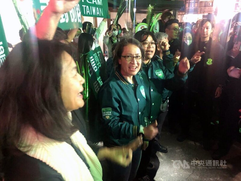 民進黨副總統候選人蕭美琴（中）19日晚間現身嘉義市，為黨籍立委參選人王美惠（中後）輔選站台，受到支持者熱烈歡迎。中央社記者黃國芳攝  112年12月19日