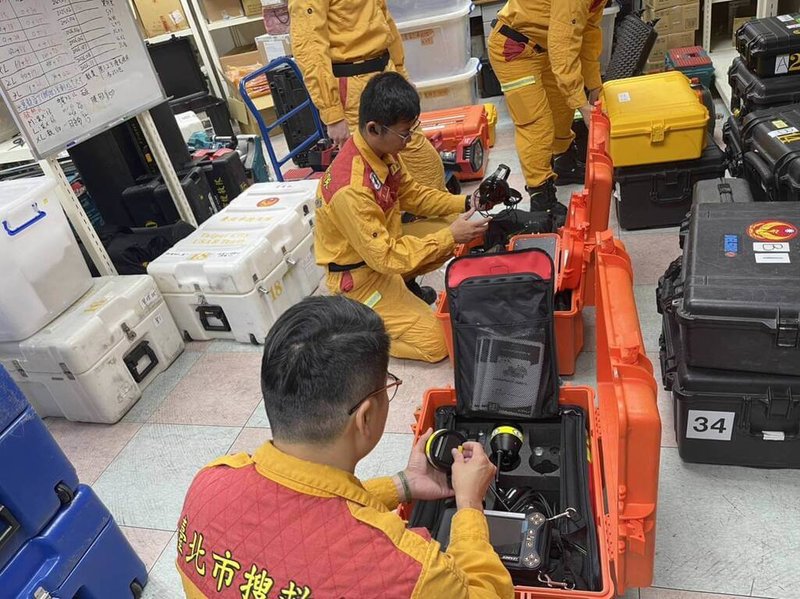 中國大陸甘肅省於當地時間18日深夜地震釀嚴重傷亡，台北市消防局19日表示，市長蔣萬安已要求通知台北市搜救隊輪值人員進行個人裝備、團體裝備和各項生命搜索儀器整備，一旦接獲外交部或內政部消防署指示，將即刻集結搭乘專機馳援。（台北市消防局提供）中央社記者黃麗芸傳真  112年12月19日