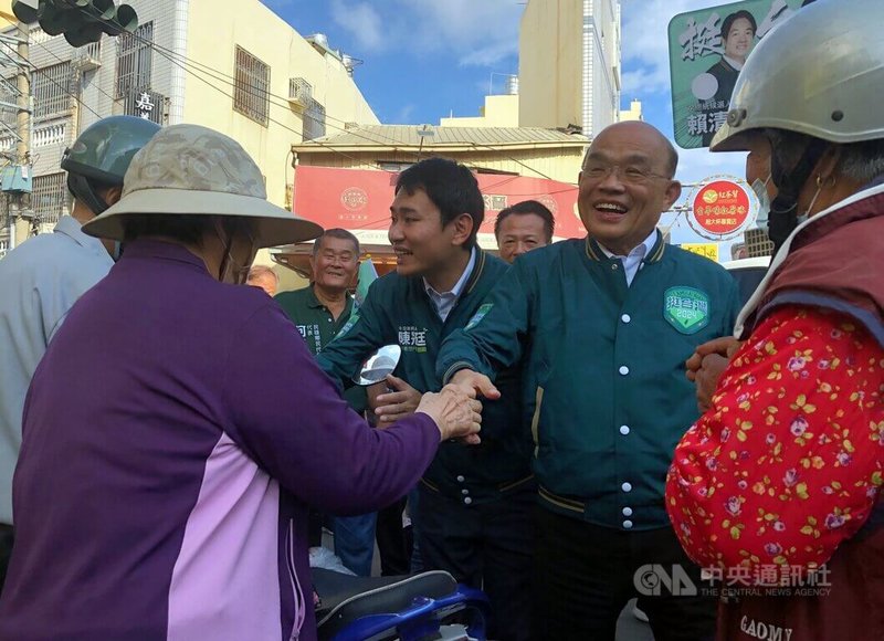 前行政院長蘇貞昌(前右)19日到嘉義縣輔選民進黨立委參選人陳冠廷(前中),並前往民雄傳統市場徒步掃街,懇託鄉親支持。中央社記者黃國芳攝 112年12月19日