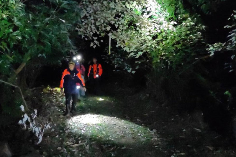 台南市消防局18日獲報東山區有登山客不慎滑落山谷受困，警義消及當地住民在暗夜中執行搜救，19日清晨將受困者護送下山。（台南市消防局第一大隊提供）中央社記者楊思瑞台南傳真  112年12月19日