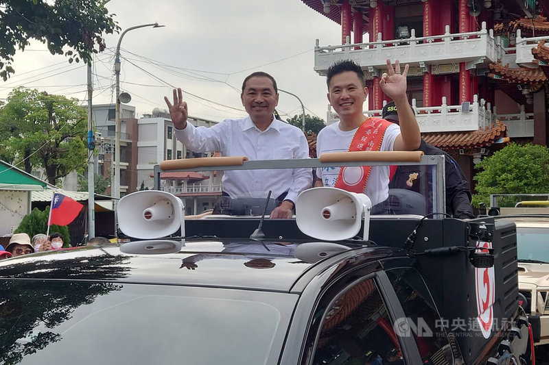 國民黨總統候選人侯友宜（左）19日到台南市關廟區山西宮參拜，並與黨籍立委參選人陳以信（右）合體展開車隊掃街，衝刺選情。中央社記者楊思瑞攝  112年12月19日