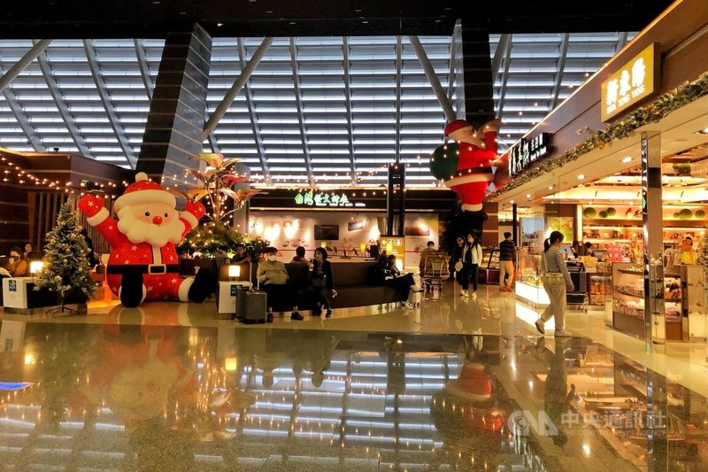 桃園國際機場公司表示，12月份適逢耶誕假期及跨年旺季，機場公司除布置耶誕樹增加節慶氛圍，同時也祭出限時餐飲及伴手禮消費優惠。中央社記者吳睿騏桃園機場攝  112年12月19日