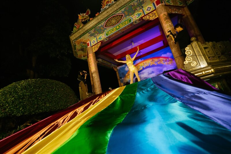 變裝皇后妮妃雅對台灣的變裝藝術盡心盡力，圖為妮妃雅10月在北投福德正神宮演出「彩虹芭仙傳」。（妮妃雅提供）中央社記者楊令瑜傳真 112年12月19日