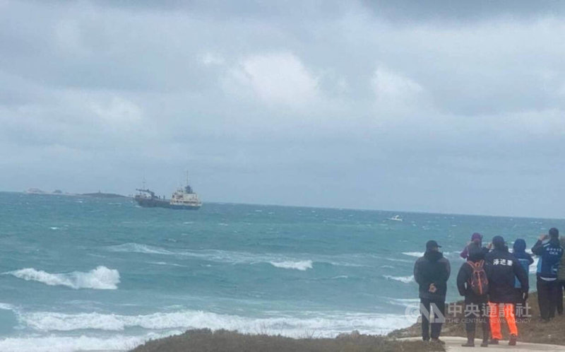 喀麥隆籍貨輪HAISHOU(海順)日前擱淺在澎湖後寮海域,這兩天在強風吹襲下,貨輪緩慢漂流移動,岸巡持續監控;航港局19日調派兩艘拖吊船到場,把握午後漲潮時刻順利將擱淺貨輪拖離,預計將到馬公港做進一步檢修。中央社 112年12月19日