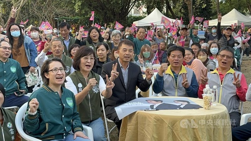 民進黨副總統候選人蕭美琴（前左）19日在雲林縣虎尾鎮同心公園進行下午茶演講會，她認為，做外交不是只要會說英語，「要有台灣心，要知道台灣人需求」，台灣人要的是和平、安全、拚經濟。 中央社記者姜宜菁攝  112年12月19日