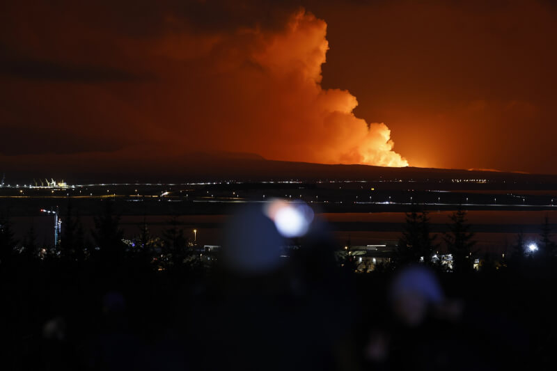 冰島西南部一座火山18日噴發。（美聯社）