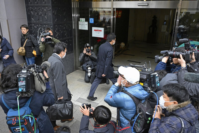 東京地檢特搜部19日派出多名人員，分別進入安倍派與二階派位於千代田區的事務所展開搜查。（共同社）