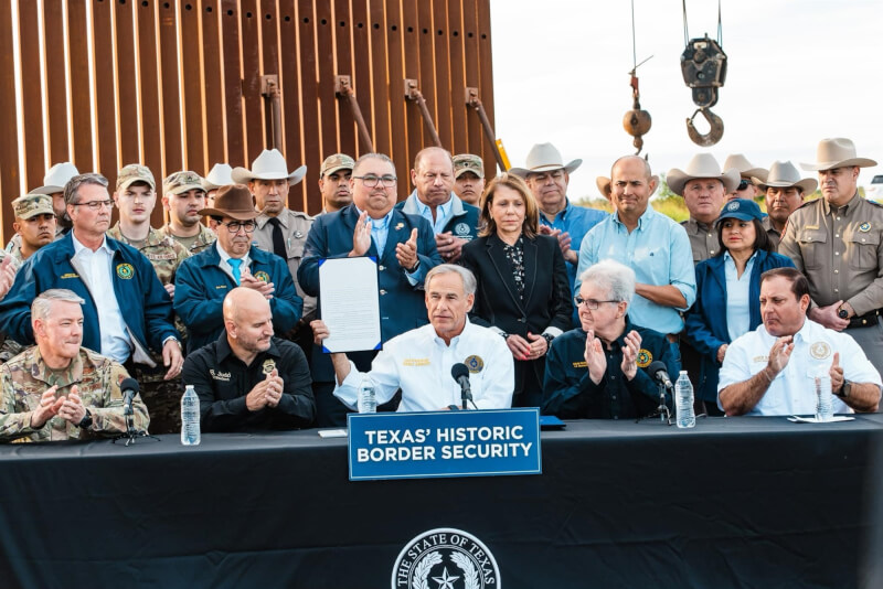 美國德州共和黨籍州長艾波特（前中）18日簽署法案，准許州警逮捕並驅逐從墨西哥非法進入美國的移民。（圖取自facebook.com/TexansForAbbott）