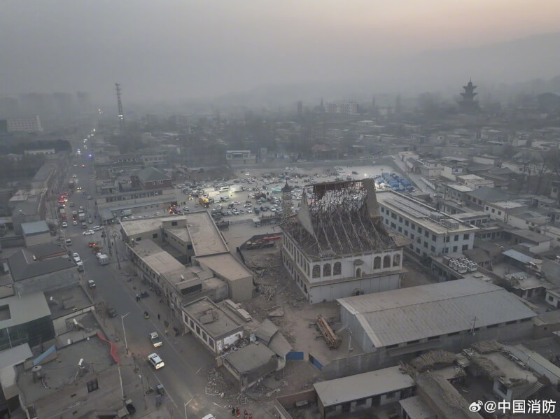 地震災區有多棟民房倒塌。（圖取自中國消防微博網頁weibo.com）