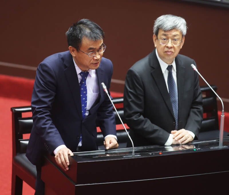 今年3月行政院長陳建仁（右）與時任農委會主委陳吉仲（左）在立院接受質詢。（中央社檔案照片）
