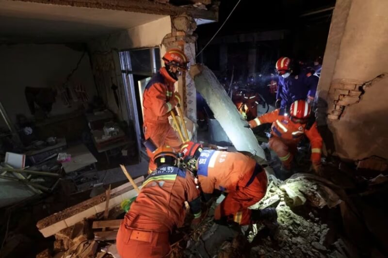 中國甘肅省積石山縣地震發生後，救難人員19日在康調村進行搜救。（中國日報via路透社）